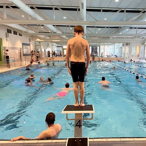 Betrieb im Schwimmerbecken im Hallenbad Leichlingen