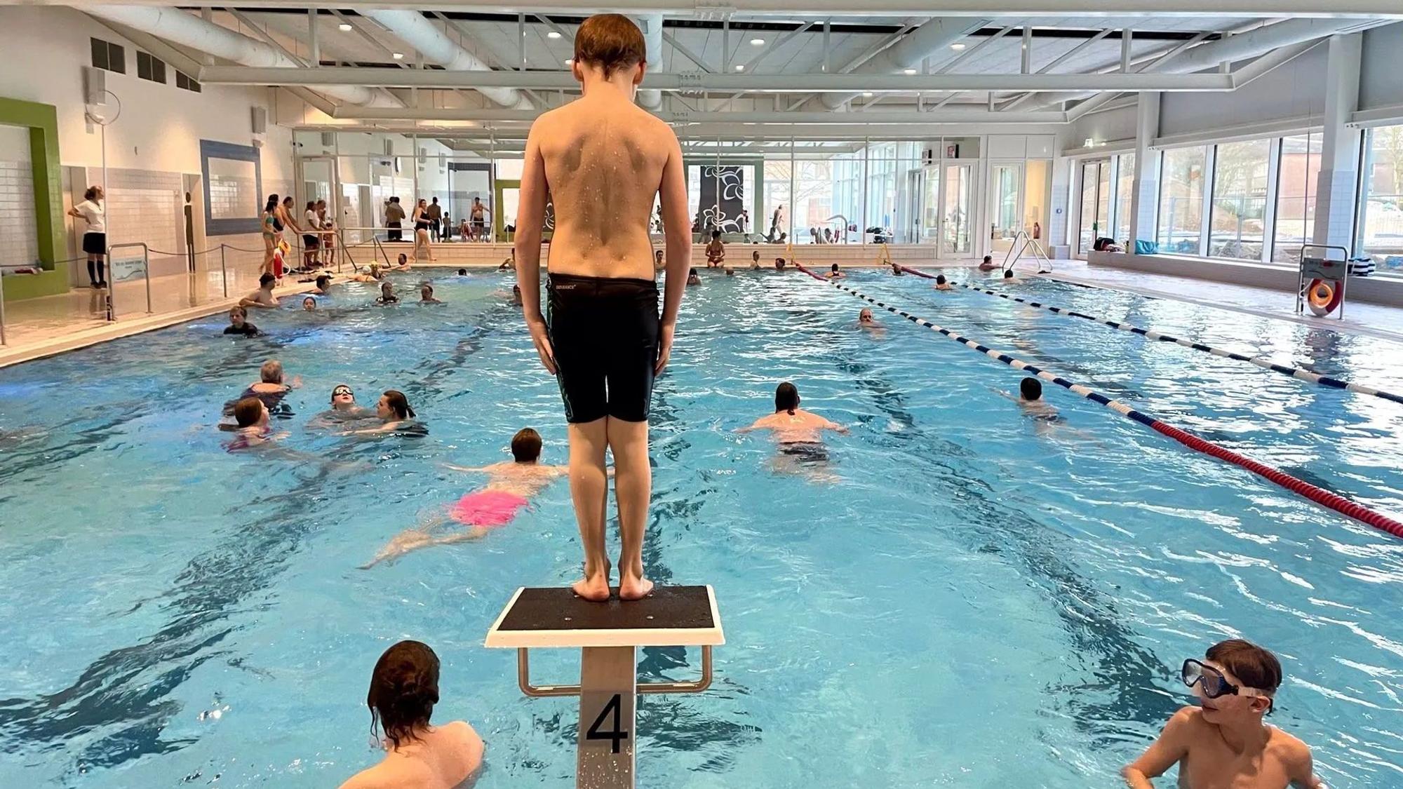 Betrieb im Schwimmerbecken im Hallenbad Leichlingen