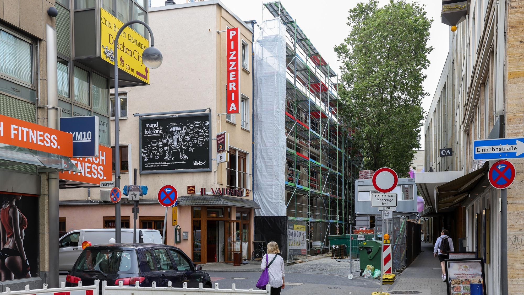 Um das Eckgebäude mit der Pizzeria muss herumgebaut werden.