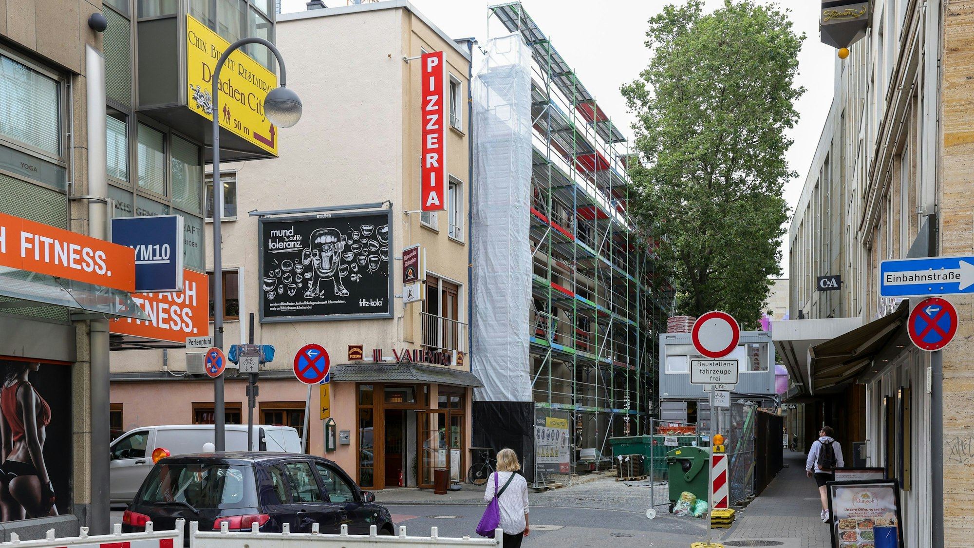 Um das Eckgebäude mit der Pizzeria muss herumgebaut werden.