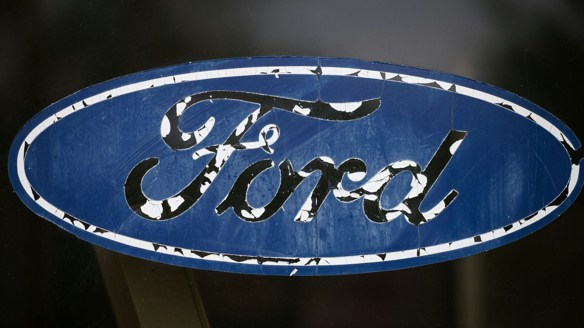 ARCHIV - 22.06.2022, Saarland, Saarlouis: Bei einem Ford-Logo am Werk Saarlouis blättert die Farbe ab. (zu dpa: «2500 Jobs gerettet? Investor für Ford-Werk im Saarland gefunden) Foto: Oliver Dietze/dpa +++ dpa-Bildfunk +++