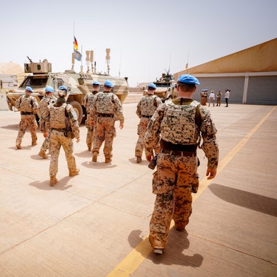 Soldaten der Bundeswehr verlassen einen Platz im Camp Castor in Gao während des Besuchs der Verteidigungsministerin.