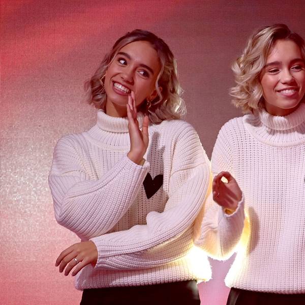 Influencer Lisa und Lena Mantler bei der TV-Spendengala „Ein Herz für Kinder“ auf der Bühne. (Archivbild)