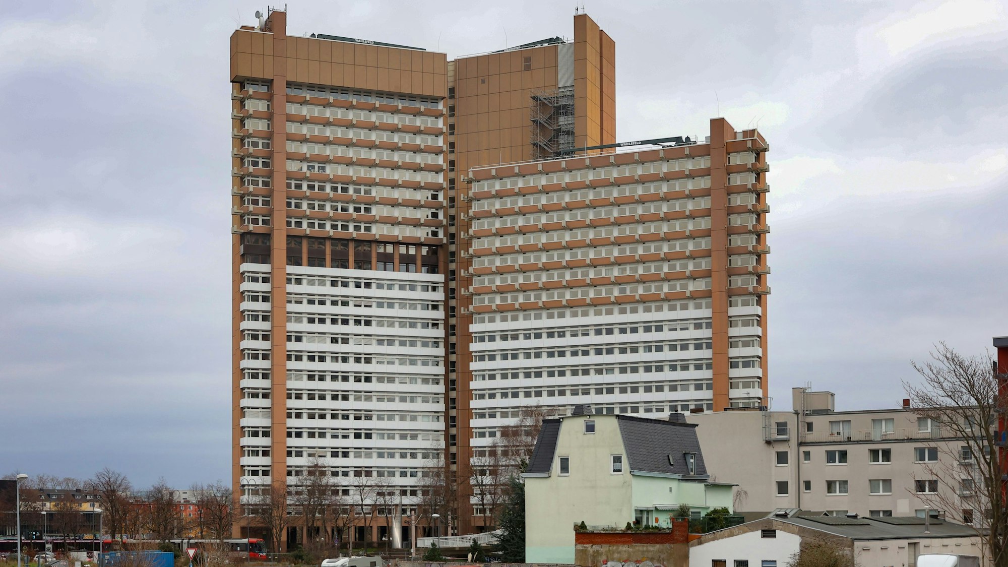 Zu sehen ist das Justizzentrum Köln in der Luxemburger Straße 101.