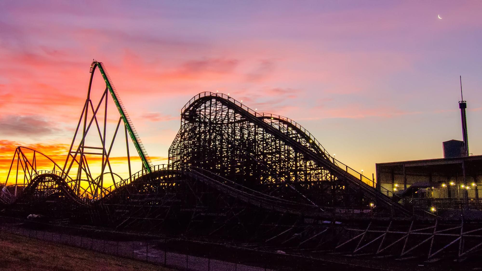 Achterbahnen im Freizeitpark Carowinds (USA): Die Achterbahn „Fury 325“ (links) wurde nach einem Riss in einem Stützpfeiler geschlossen. (Archivbild)