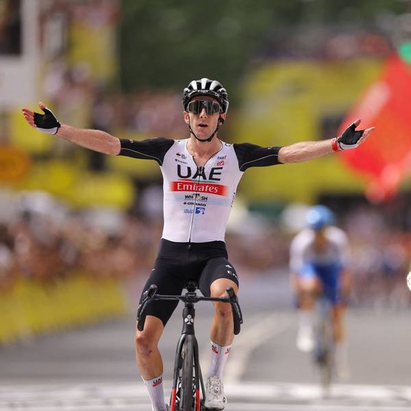 Der britische Radprofi Adam Yates erreicht das Ziel der erste Etappe der Tour de France.