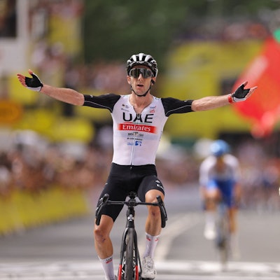 Der britische Radprofi Adam Yates erreicht das Ziel der erste Etappe der Tour de France.