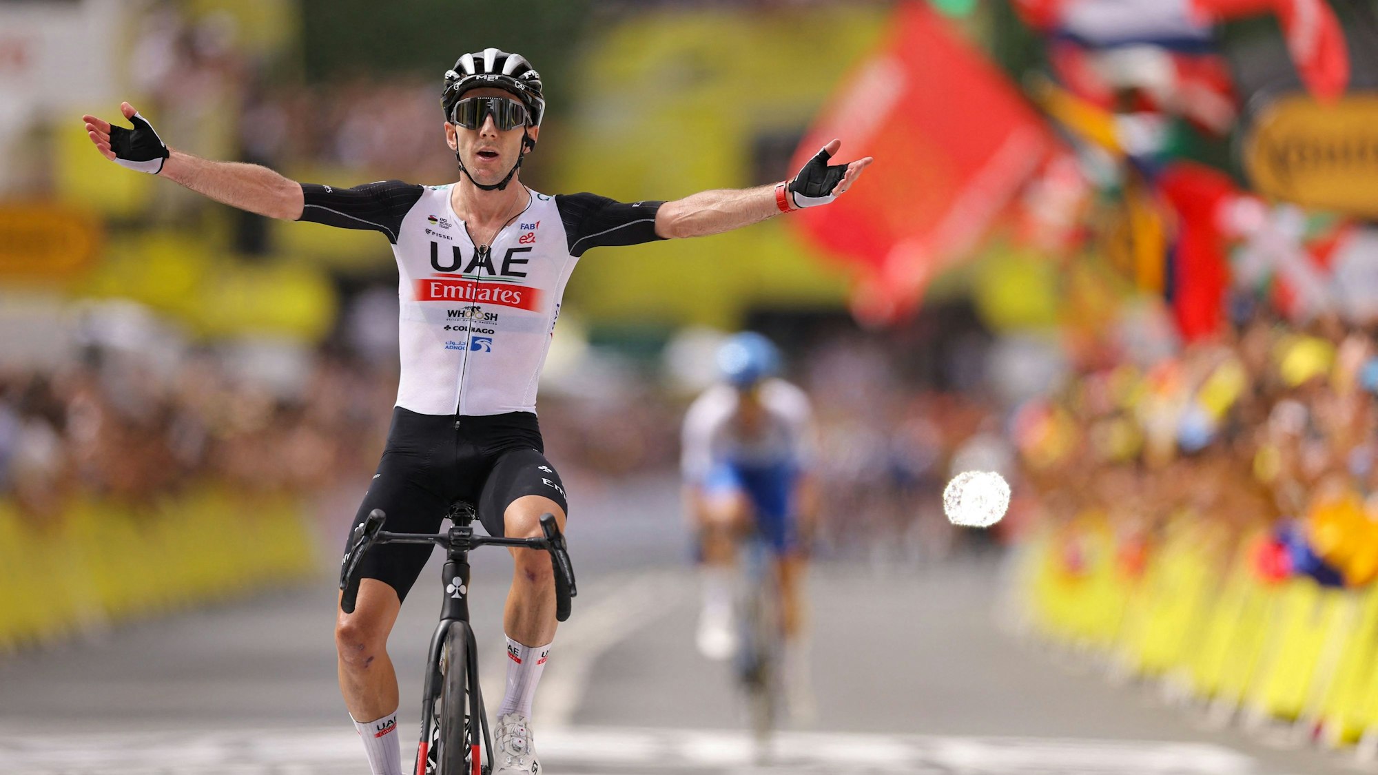 Der britische Radprofi Adam Yates erreicht das Ziel der erste Etappe der Tour de France.