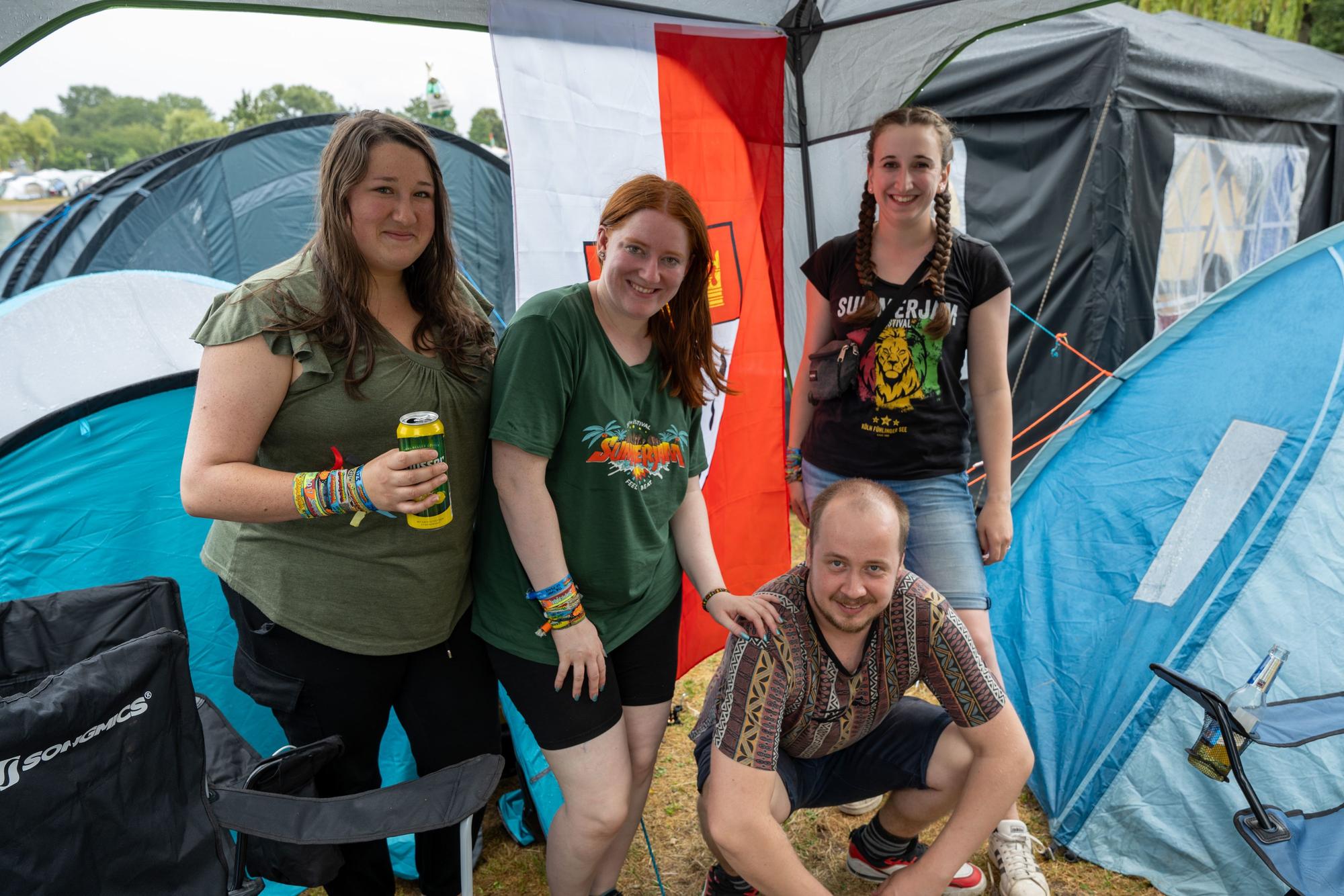 Lisa Fleischer, Annika Breuer, Leo Kamphausen und Judith K. zeigen beim Summerjam Flagge.