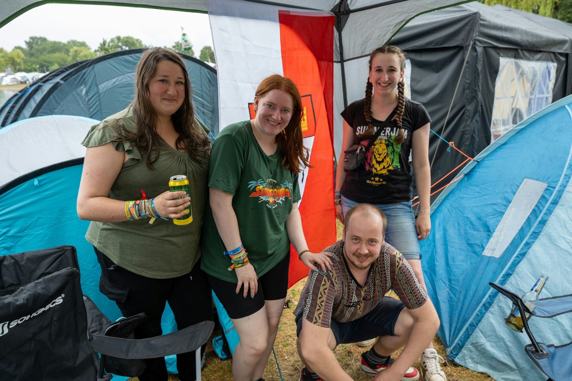 Lisa Fleischer, Annika Breuer, Leo Kamphausen und Judith K. zeigen beim Summerjam Flagge.