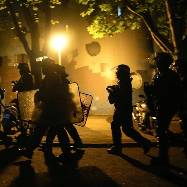 Nanterre vor Paris: Eine Gruppe von Polizisten geht während Ausschreitungen durch die Stadt.