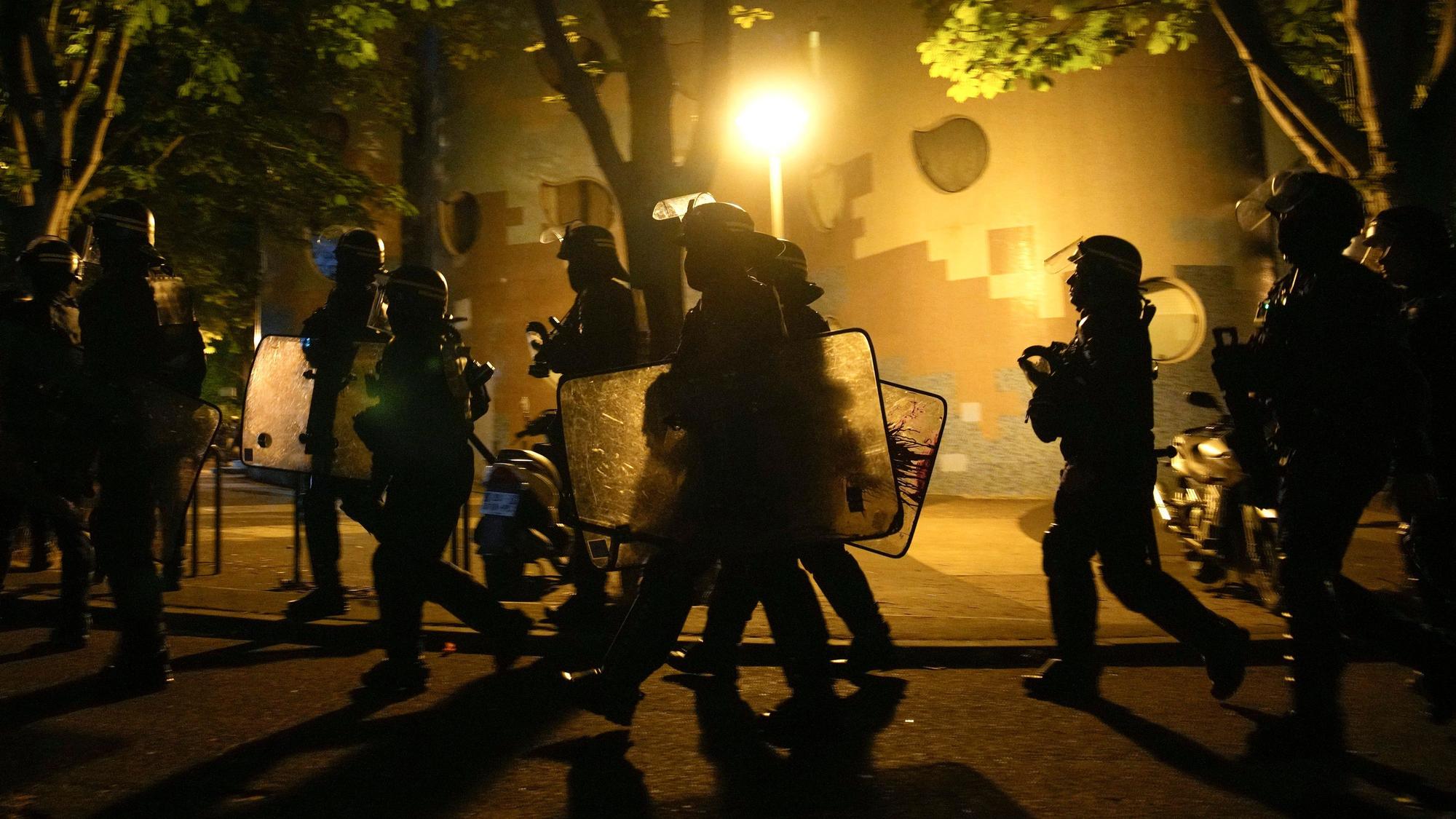 Nanterre vor Paris: Eine Gruppe von Polizisten geht während Ausschreitungen durch die Stadt.