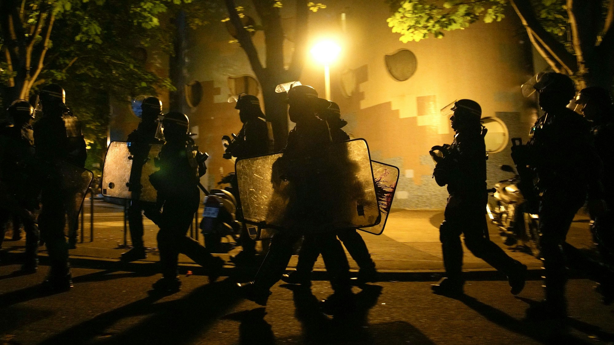 Nanterre vor Paris: Eine Gruppe von Polizisten geht während Ausschreitungen durch die Stadt.