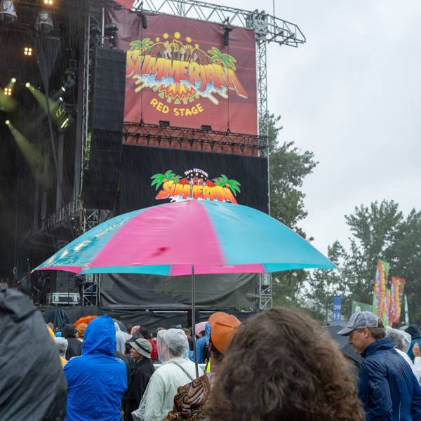 Regen beim Summerjam Festival am Samstag.