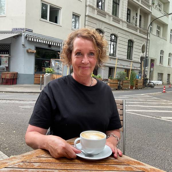 Frau im Straßencafé