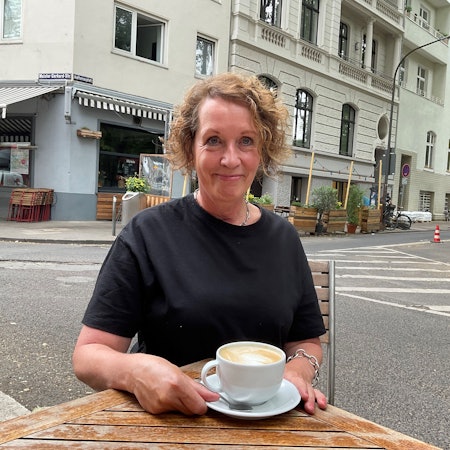 Frau im Straßencafé