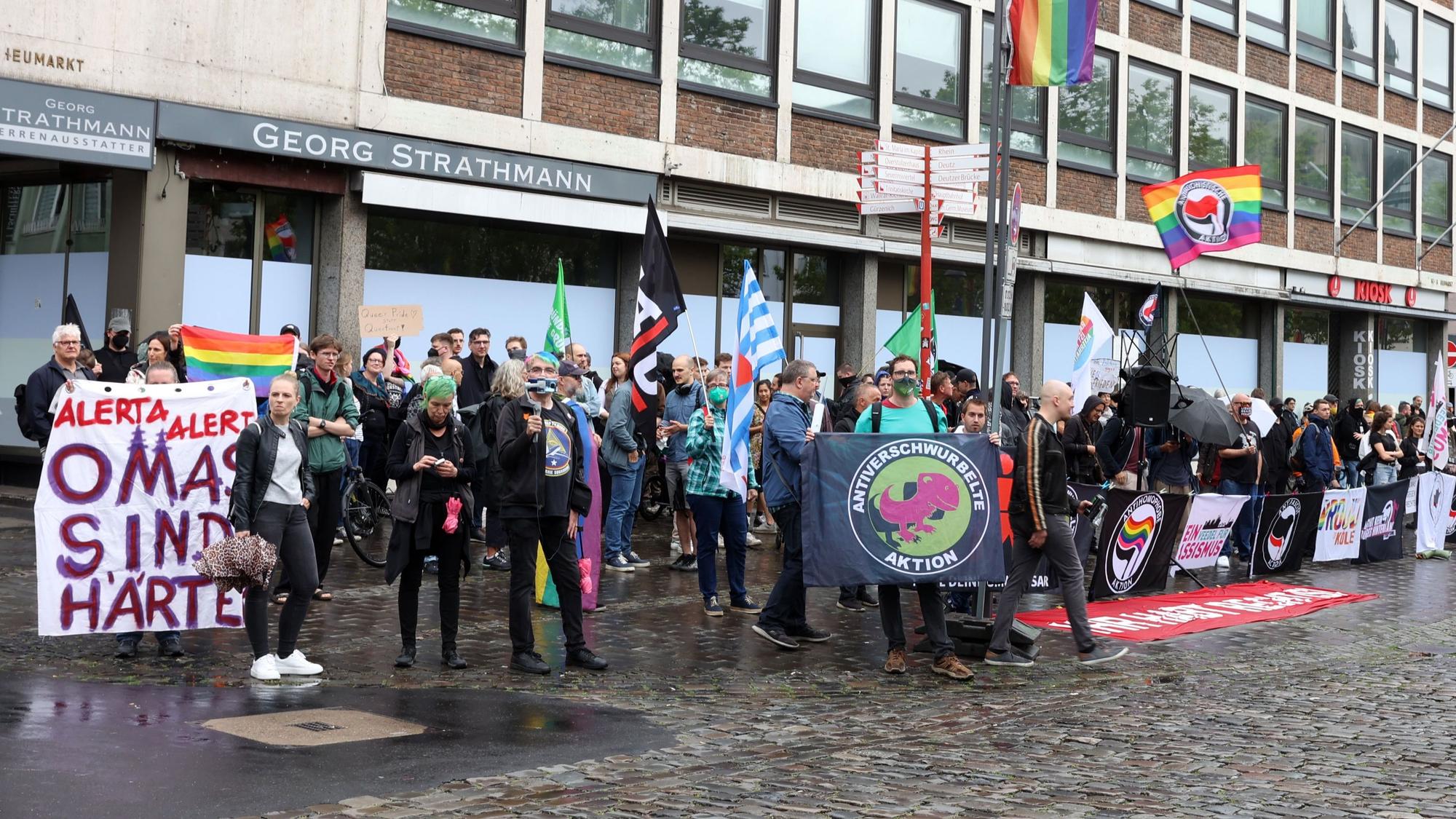 Gegen-Demonstration am Heumarkt: Mehrere Gruppen stellen sich gegen die Demonstration von „NRW erwacht“ am Samstag, 1. Juli.