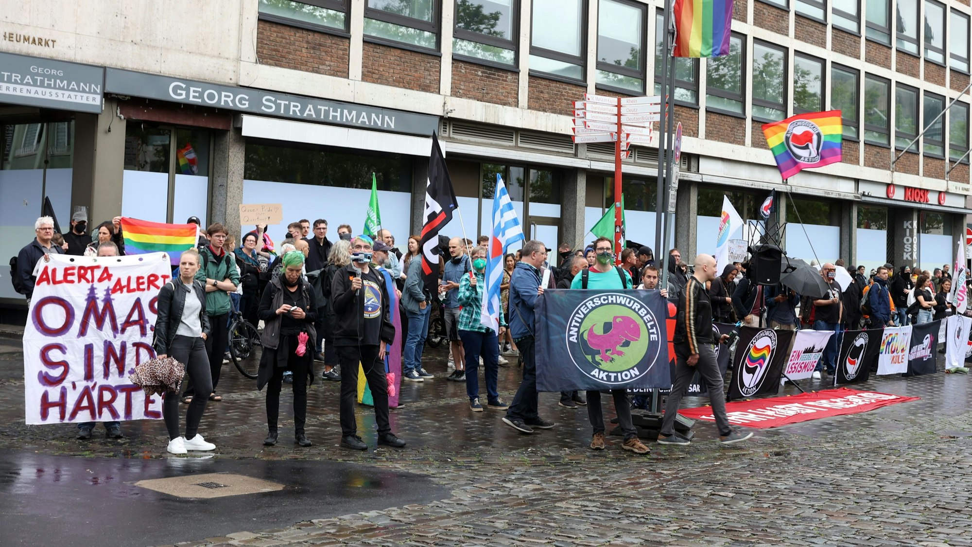 Gegen-Demonstration am Heumarkt: Mehrere Gruppen stellen sich gegen die Demonstration von „NRW erwacht“ am Samstag, 1. Juli.