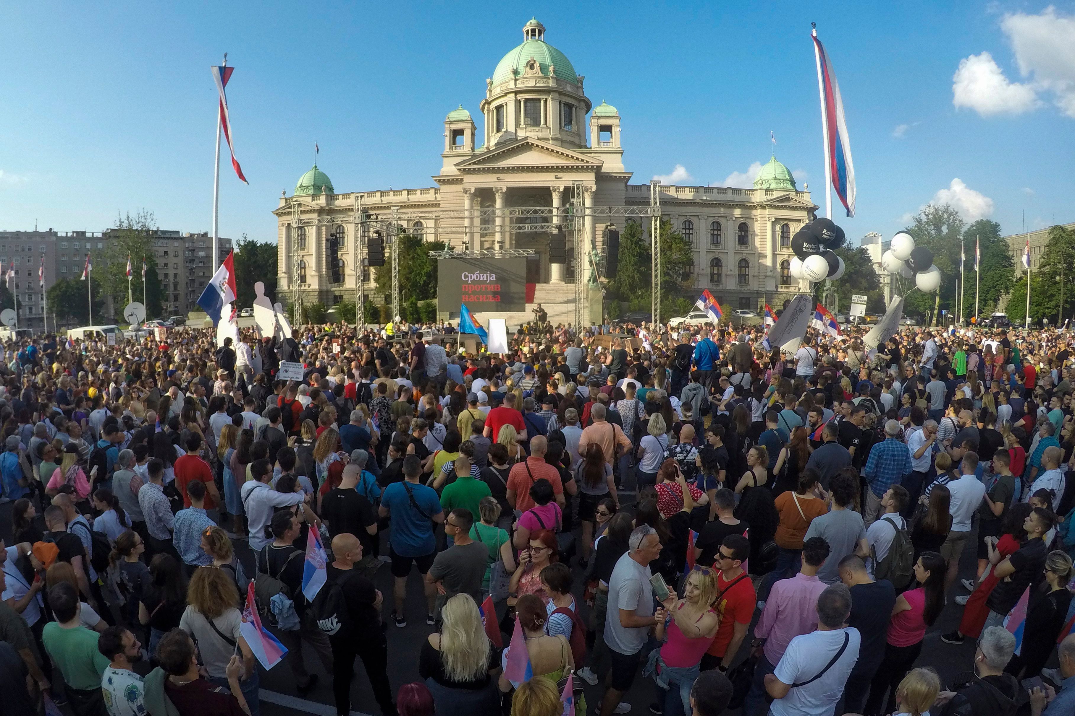 Menschen nehmen an einer Demonstration teil.