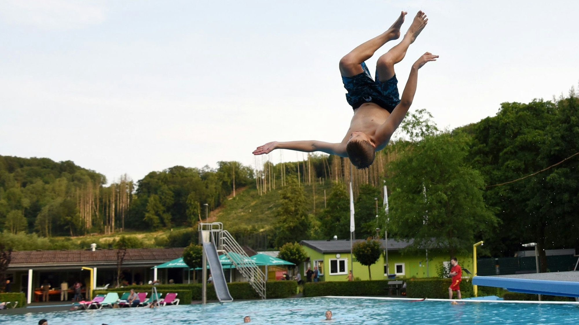Ein Freibadbesucher springt am Freitag vom Brett ins Becken.