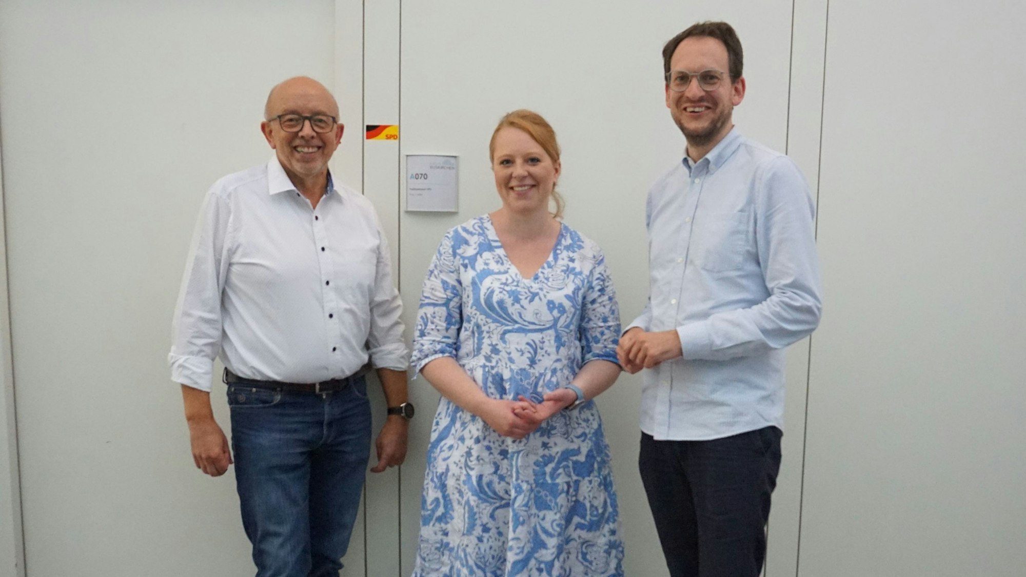 Vertreter der SPD-Kreistagsfraktion, Karl Vermöhlen (v.l.), Gianna Voißel, Thilo Waasem, stehen vor ihrem Büro im Euskirchener Kreishaus