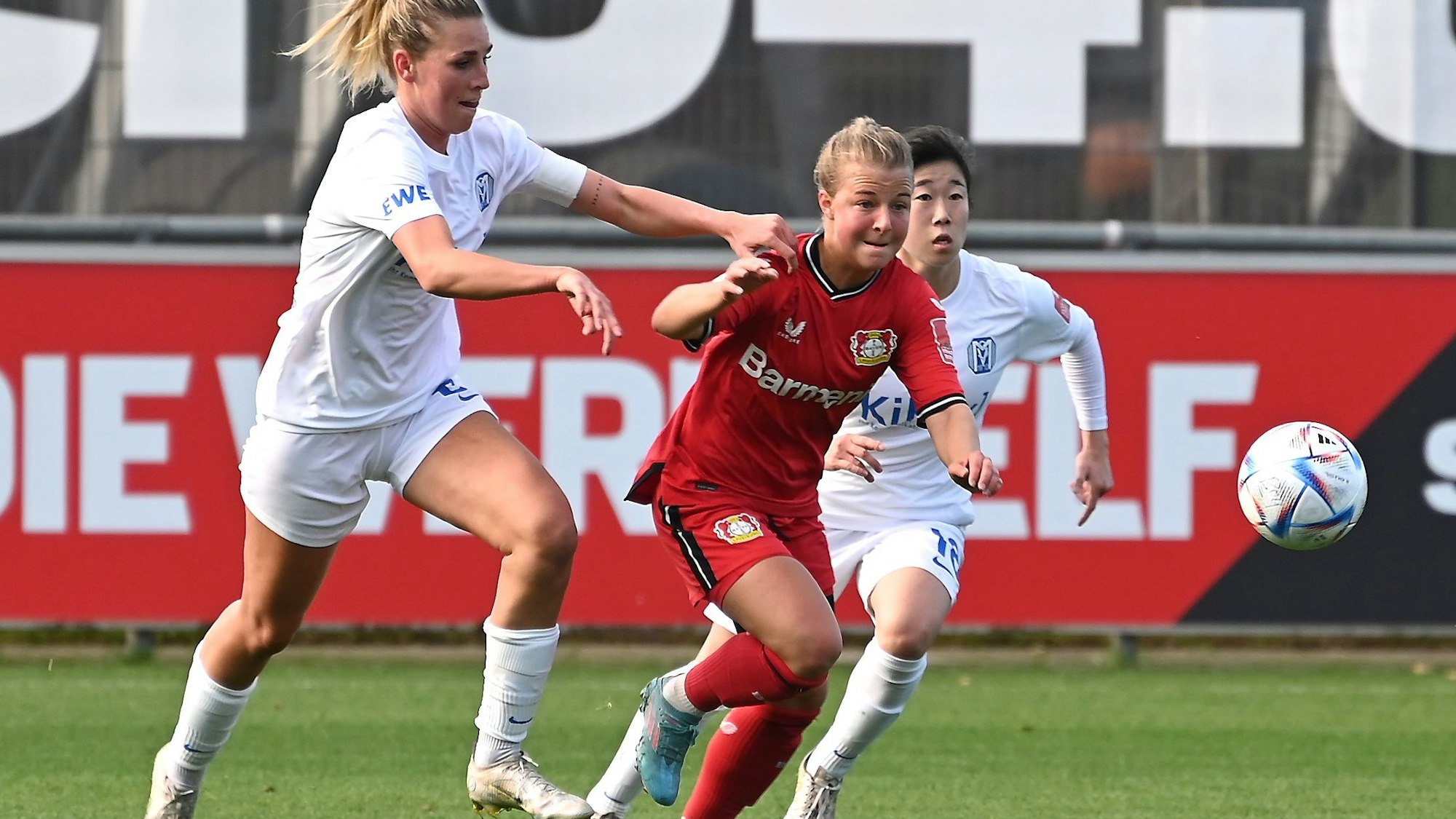 16.10.2022, -Fussball- Bayer 04 Leverkusen-SV Meppen
mitte: Kristin Kögel (Bayer)
Foto: Uli Herhaus