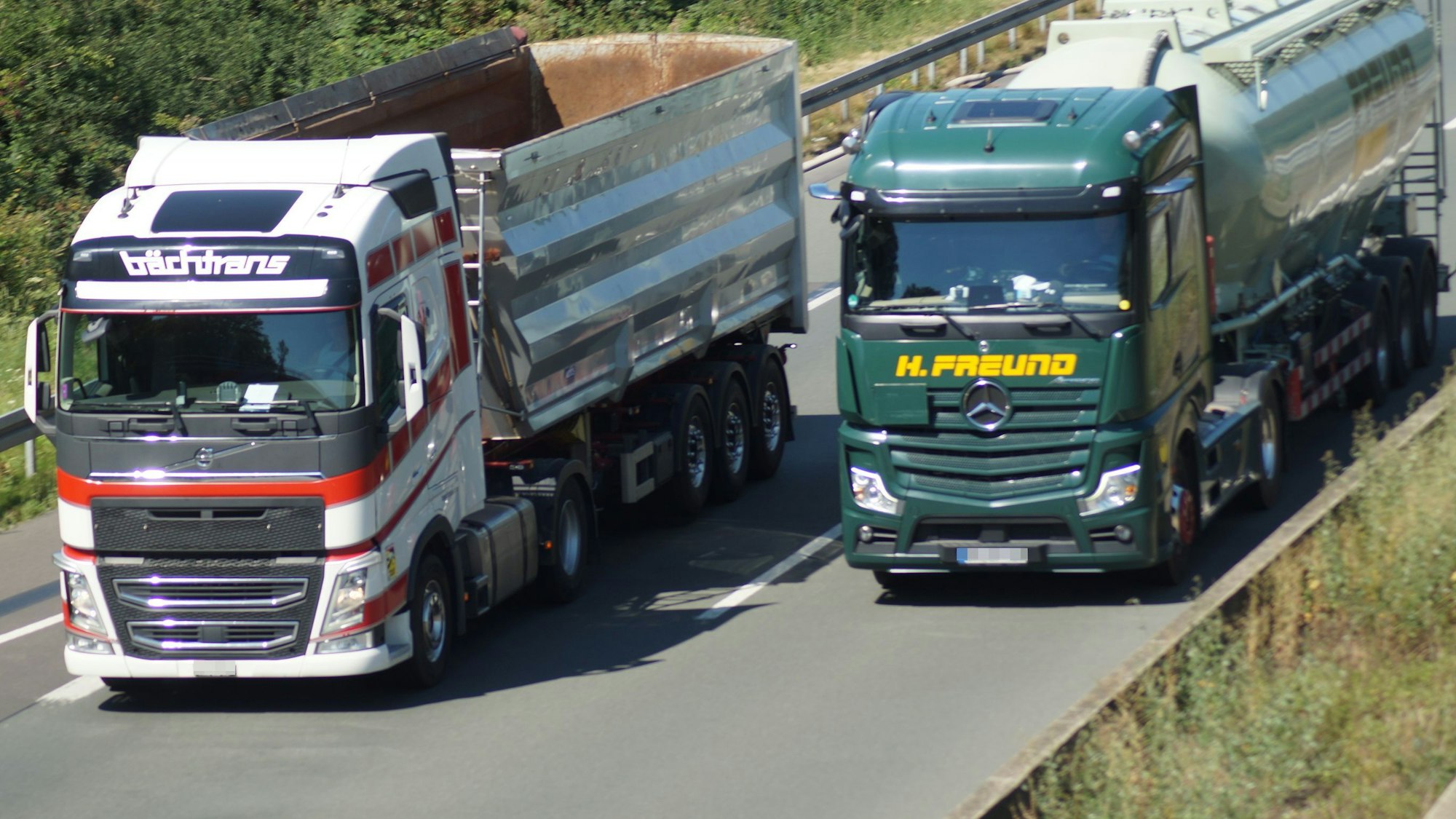 Das Foto zeigt zwei Lastwagen auf der Autobahn 61.