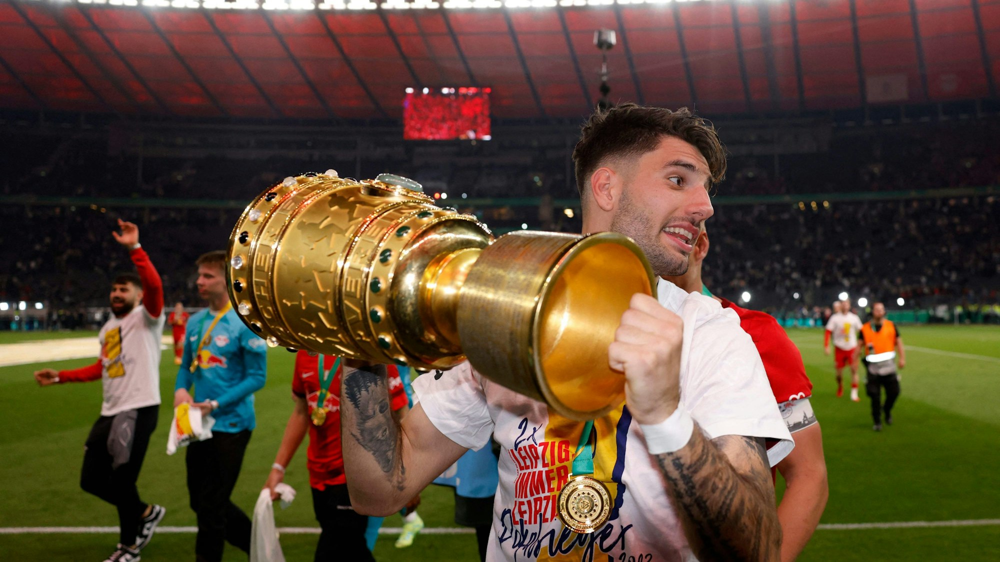 Dominik Szoboszlai feiert den Gewinn des DFB-Pokals.