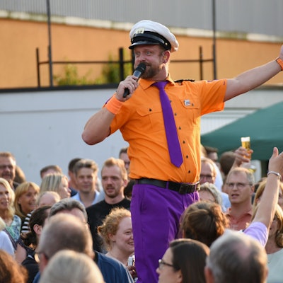 Sänger Rainer Schuster gab den Stimmungskapitän und badete in der Menschenmenge.