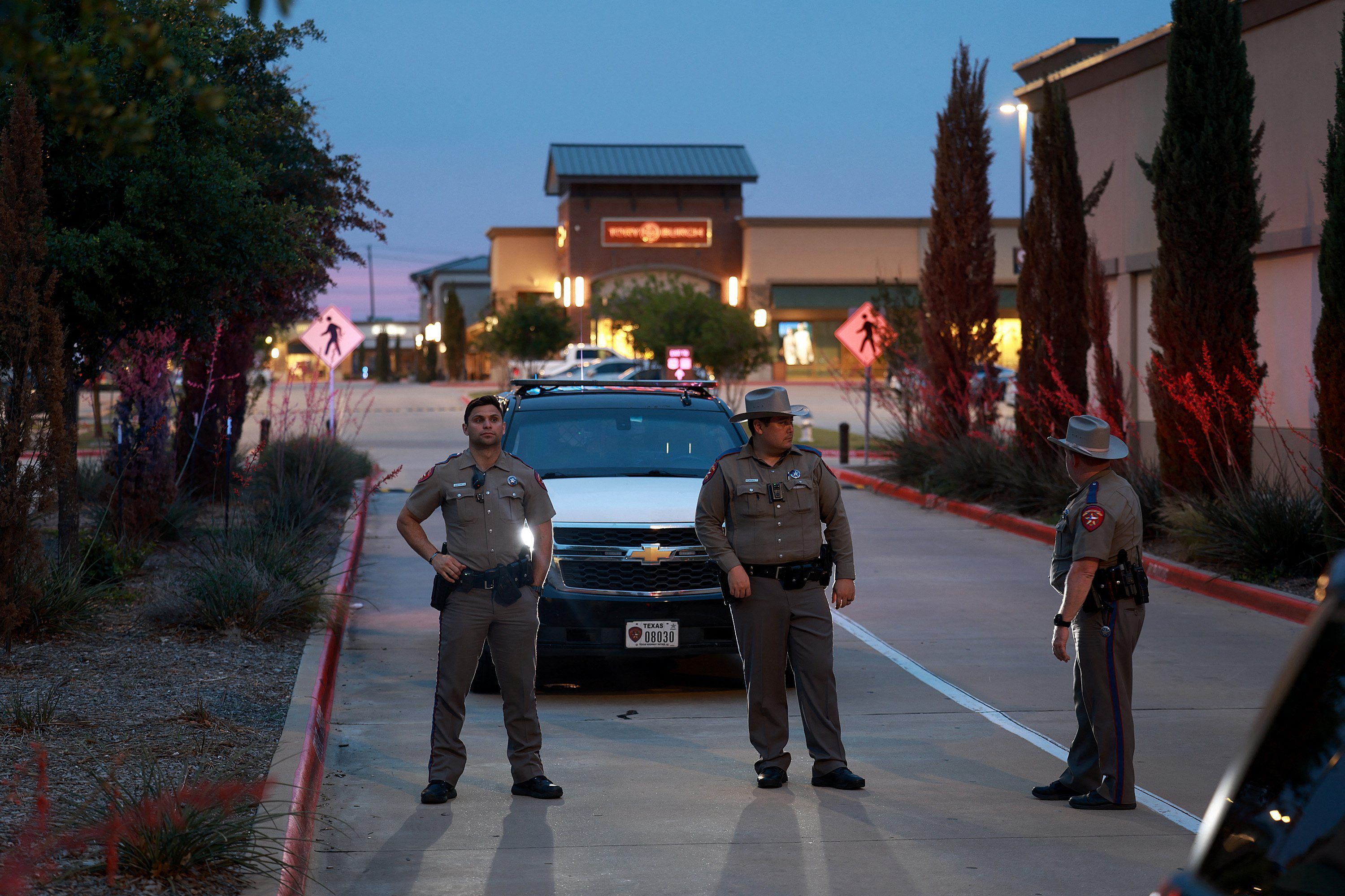 Sicherheitsbeamte blockieren eine Straße in den USA.