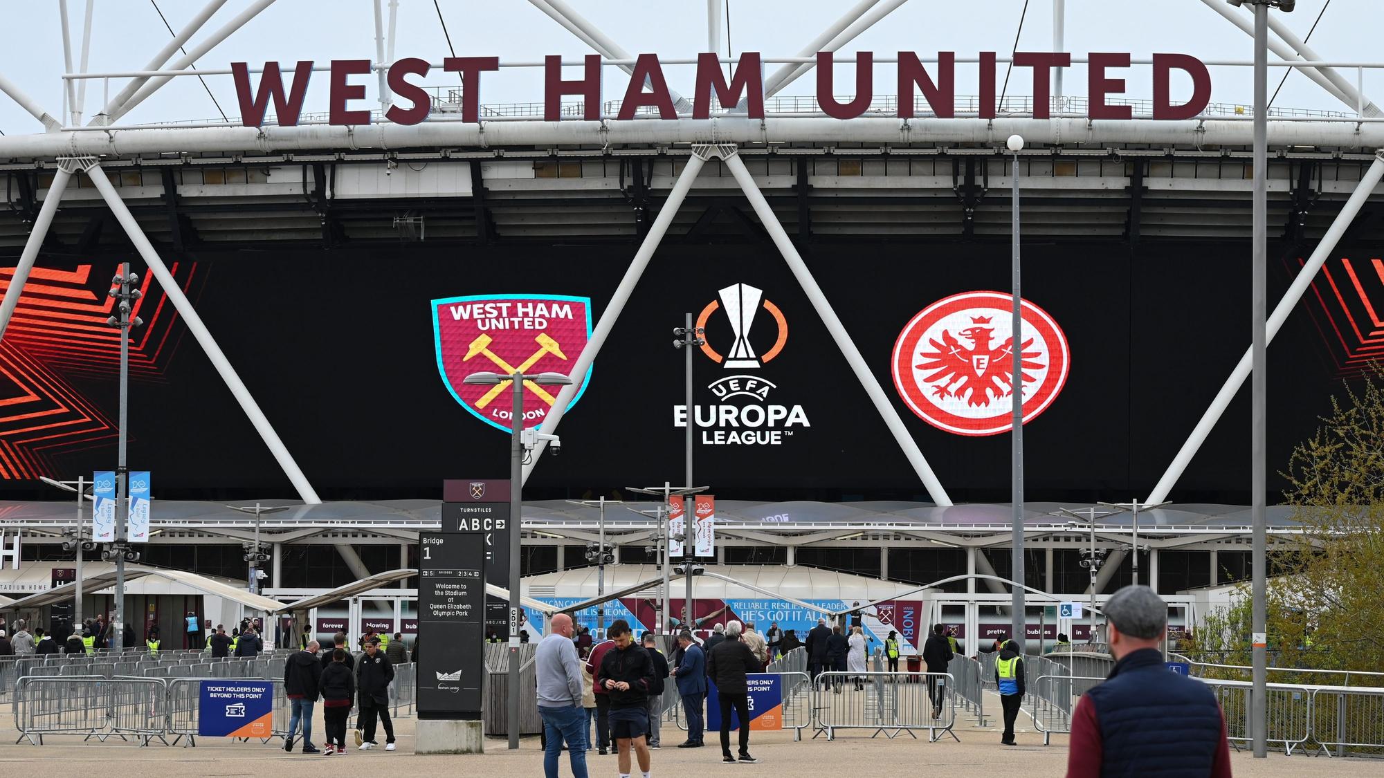 Fans gehen vor dem Spiel zum Stadion von West Ham United.