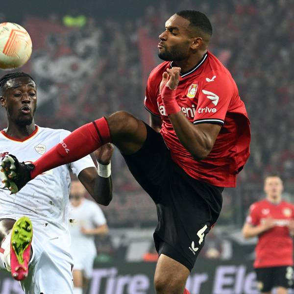 Leverkusens Jonathan Tah (r) und Roms Tammy Abraham kämpfen um den Ball.
