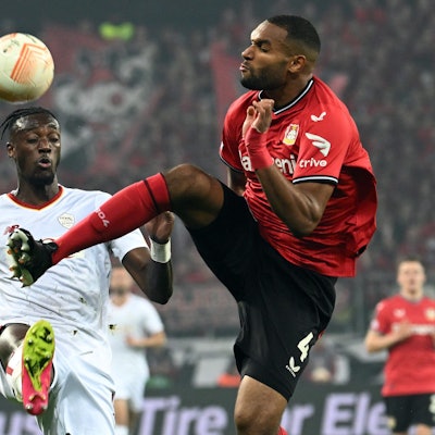 Leverkusens Jonathan Tah (r) und Roms Tammy Abraham kämpfen um den Ball.