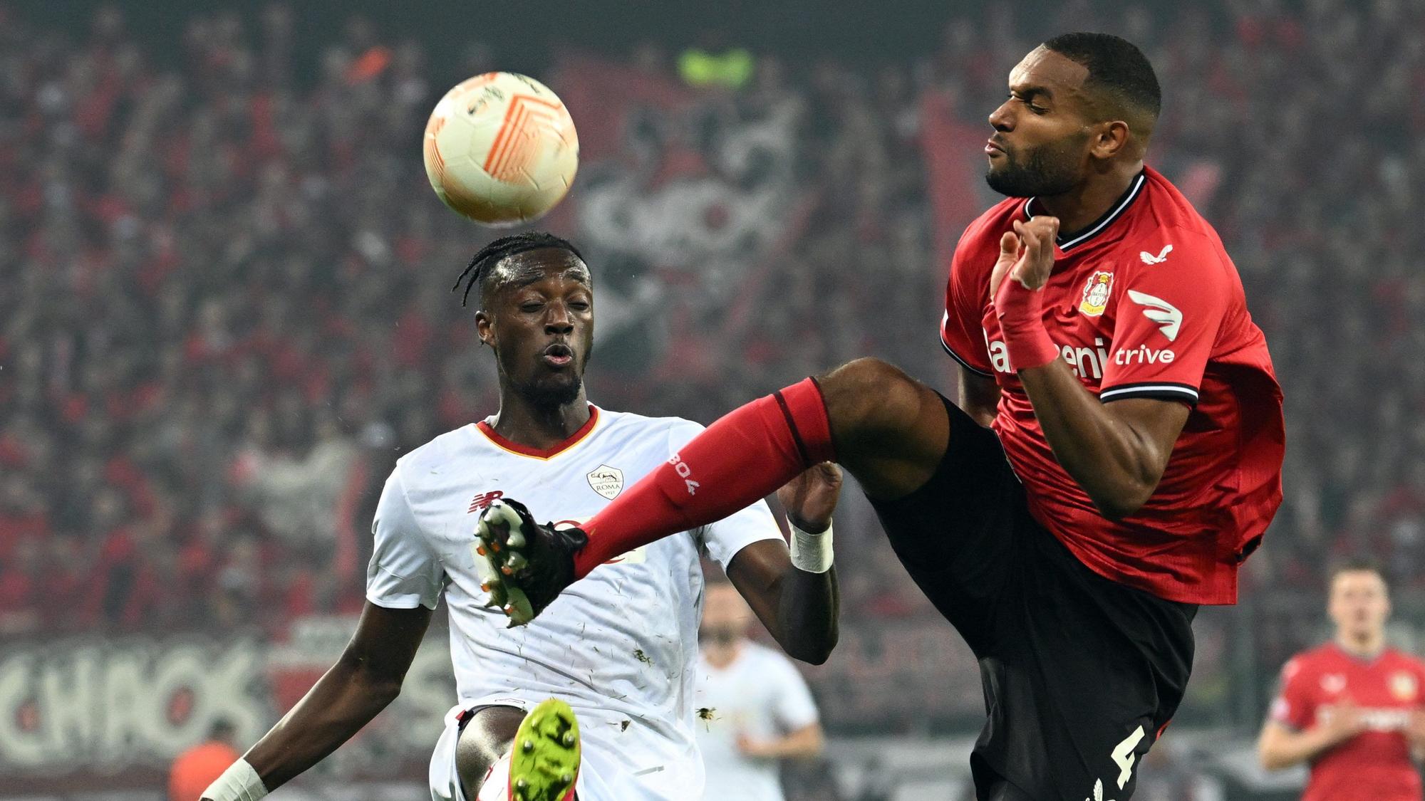 Leverkusens Jonathan Tah (r.) und Roms Tammy Abraham kämpfen im Rückspiel des Europa-League-Halbfinals um den Ball.