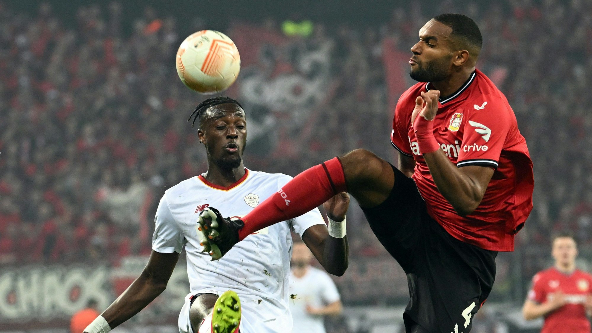 Leverkusens Jonathan Tah (r.) und Roms Tammy Abraham kämpfen im Rückspiel des Europa-League-Halbfinals um den Ball.