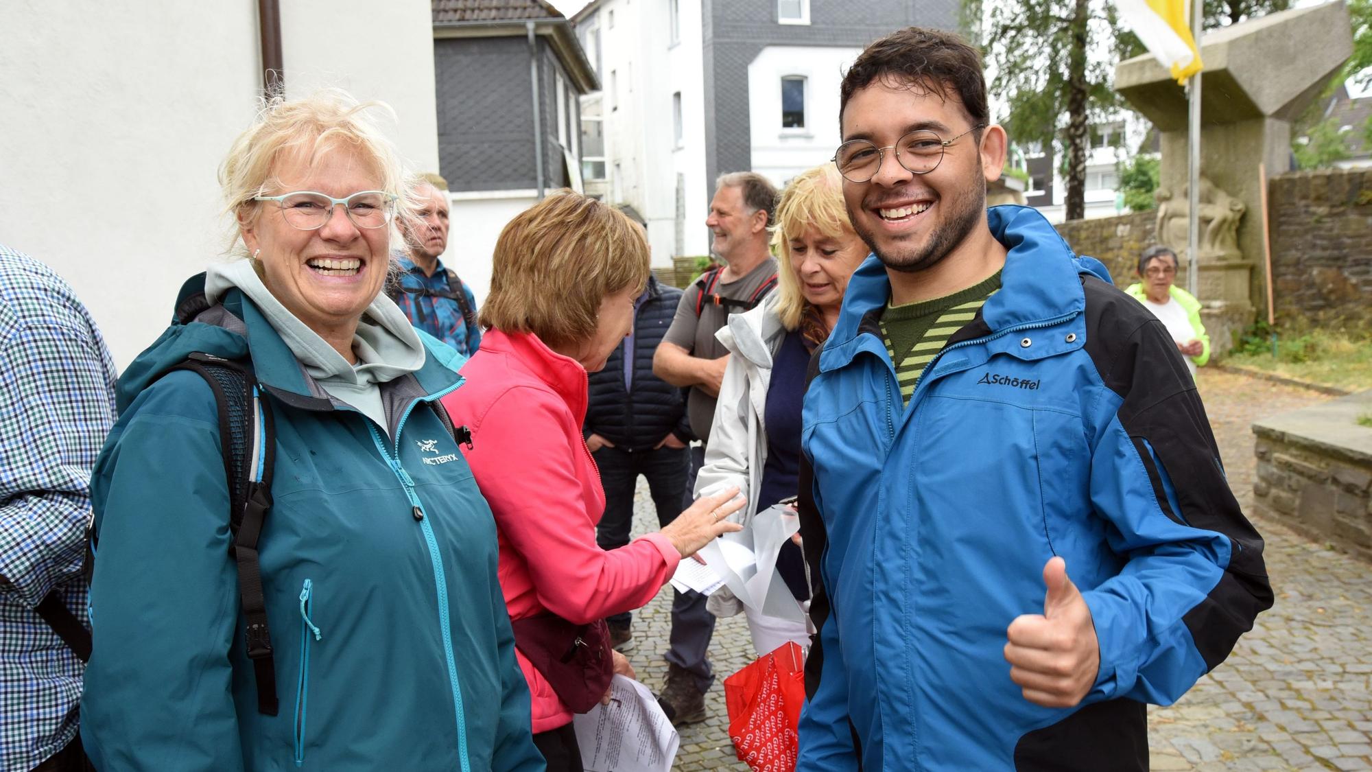 Violinist Davi Souza da Costa aus Brasilien und Gastmutter Conny Rüssmann vor der Wallfahrtskirche.