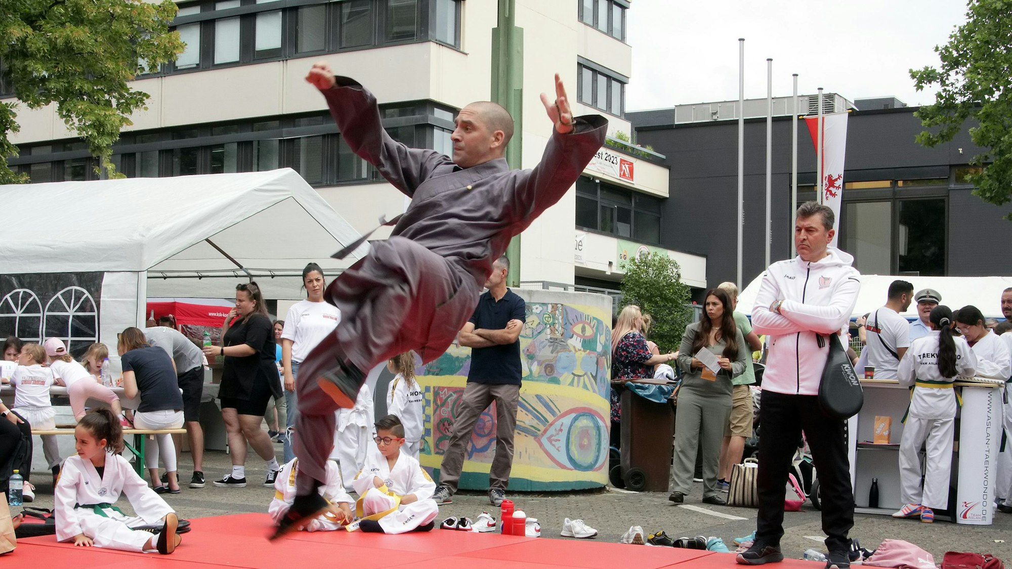 Ein Sportler zeigt eine für den Kampfsport Taekwando typische Bewegung.