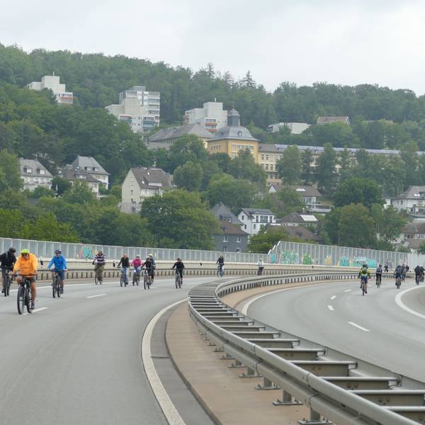Fahrradfahrer sind auf einer gesperrten Bundesstraße unterwegs.