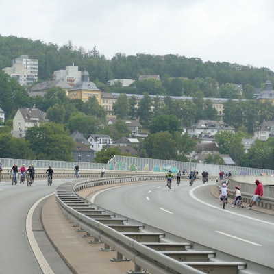 Fahrradfahrer sind auf einer gesperrten Bundesstraße unterwegs.