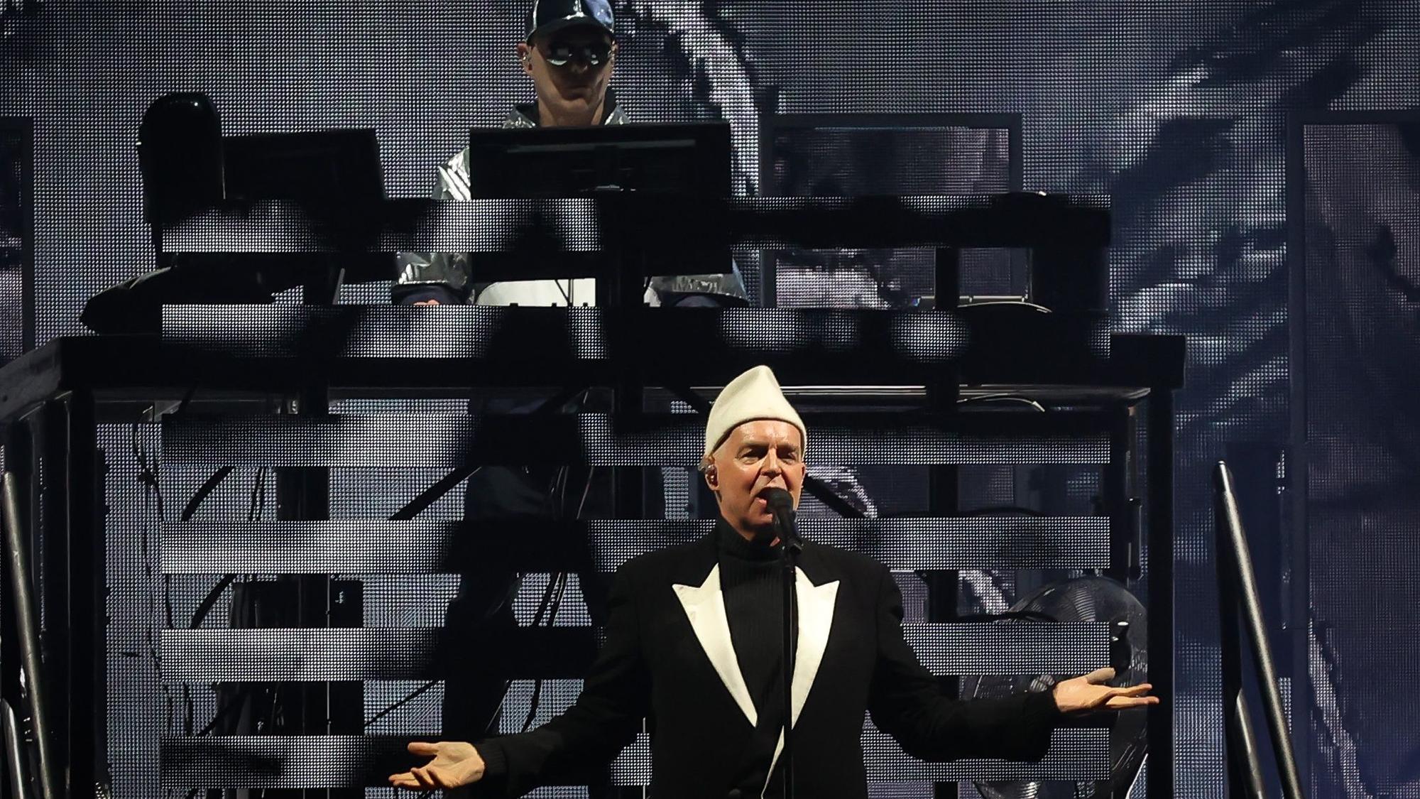 01.07.2023
Köln:
Konzert der Pet Shop Boys in der Lanxess Arena. Die Band meldet sich nach etlichen Jahren mit einer Greatest Hits Show zurück.
Foto:Martina Goyert
