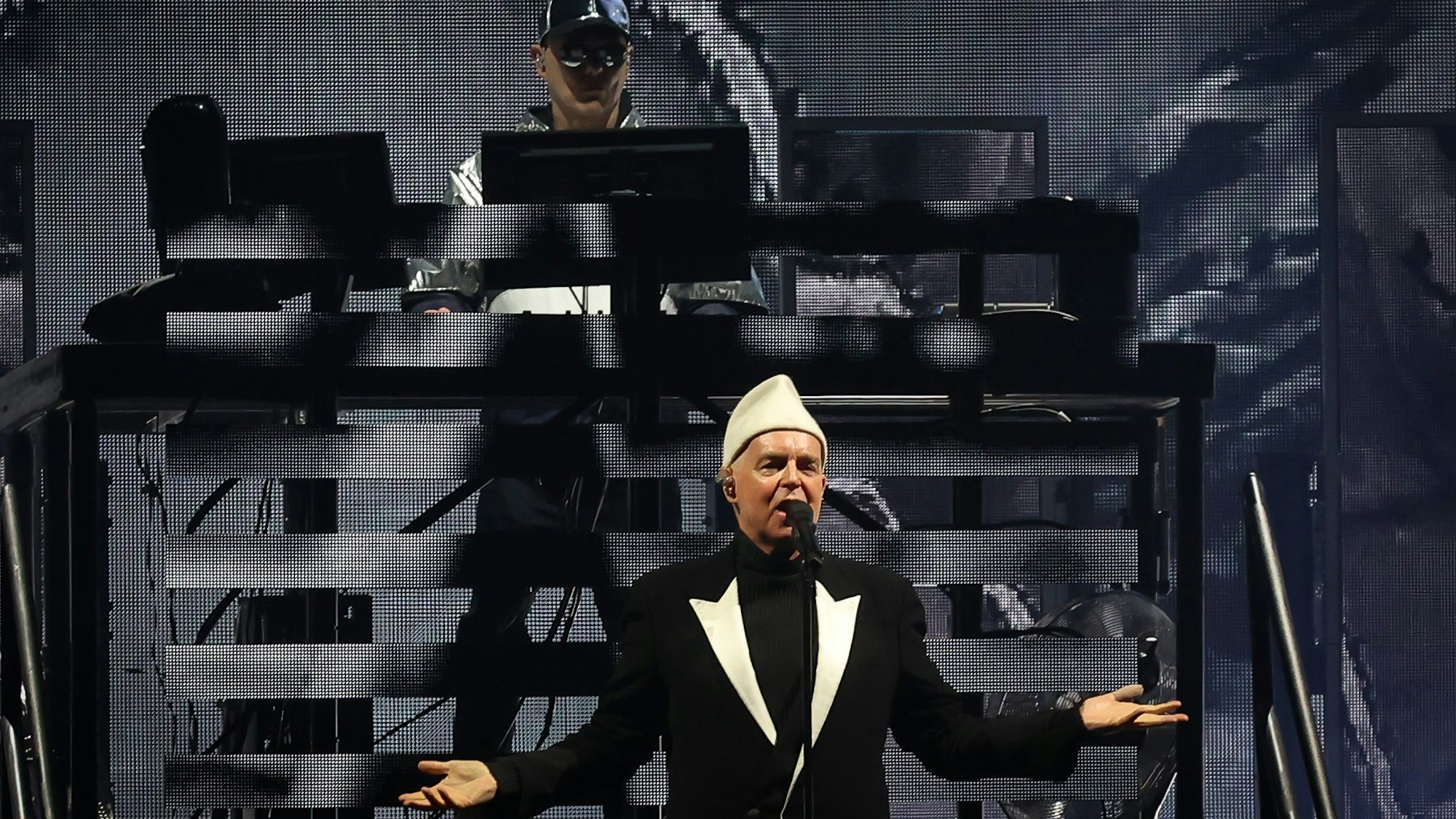 01.07.2023
Köln:
Konzert der Pet Shop Boys in der Lanxess Arena. Die Band meldet sich nach etlichen Jahren mit einer Greatest Hits Show zurück. 
Foto:Martina Goyert