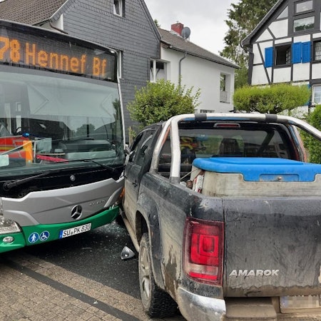 Ein Linienbus ist mit einem Auto zusammengestoßen.