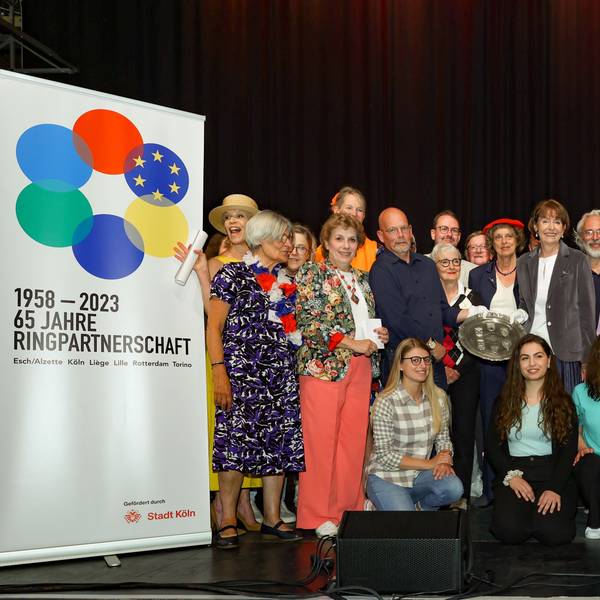 Oberbürgermeisterin Henriette Reker und Gäste aus den Partnerstädten stehen für ein Gruppenbild zusammen.