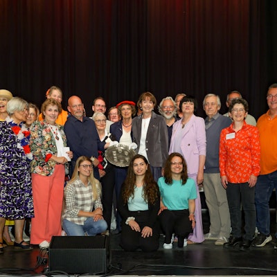 Oberbürgermeisterin Henriette Reker und Gäste aus den Partnerstädten stehen für ein Gruppenbild zusammen.