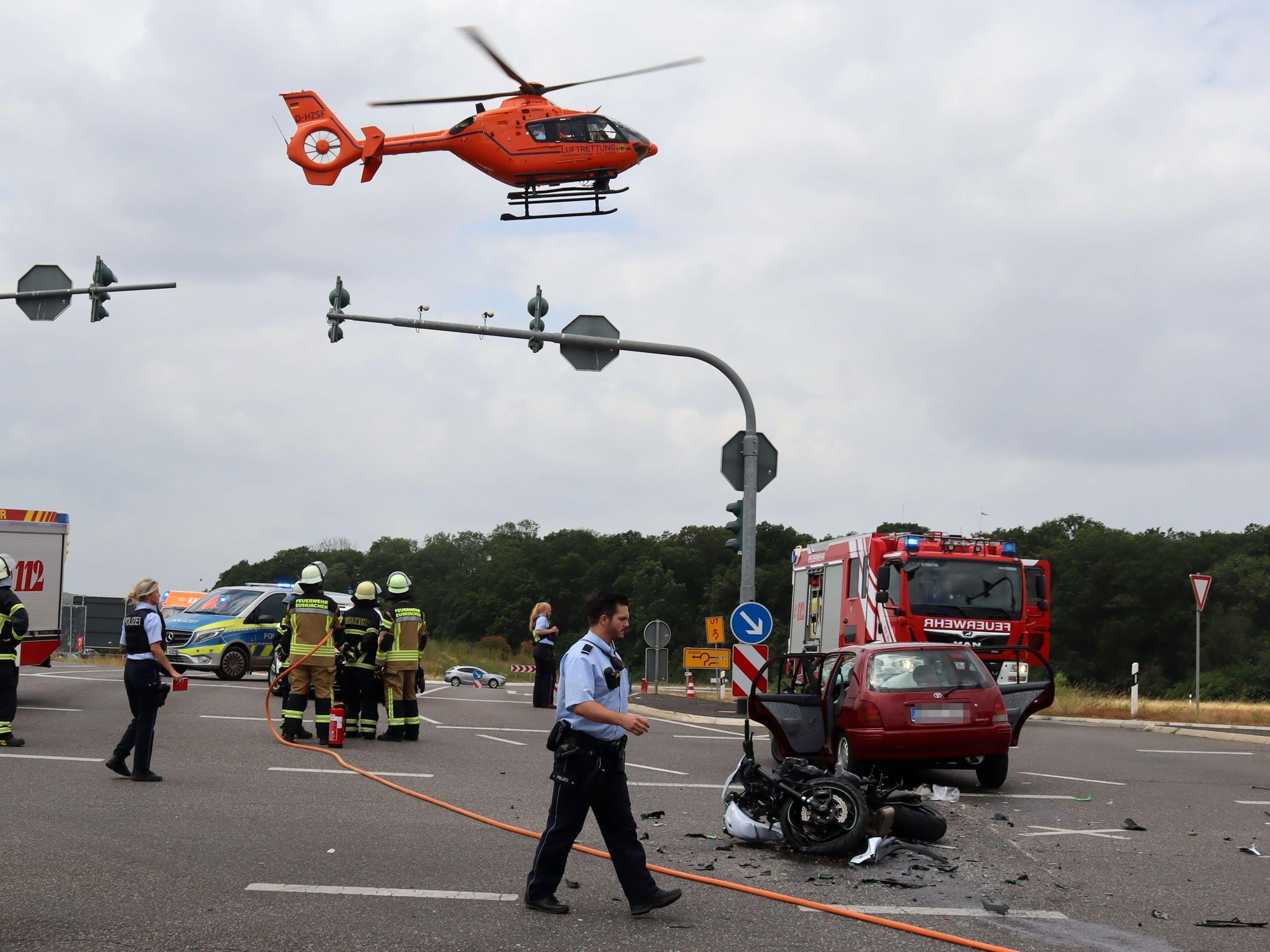 Ein Rettungshubschrauber im Landeanflug.