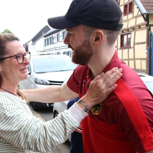 Simon Schöller verabschiedet sich von Mama Helga, die ein Tränchen vergießt.