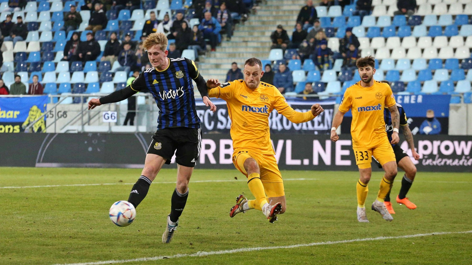 15.03.2023, Fussball, Herren, 3. Liga, Saison 2022/2023, 1. FC Saarbrücken - SpVgg Bayreuth, Justin Steinkötter 1. FC Saarbrücken Steffen Eder SpVgg Bayreuth Saarbrücken Ludwigsparkstadion Saarland Deutschland DE *** 15 03 2023, football, men, 3 league, season 2022 2023, 1 FC Saarbrücken SpVgg Bayreuth, Justin Steinkötter 1 FC Saarbrücken Steffen Eder SpVgg Bayreuth Saarbrücken Ludwigsparkstadion Saarland Germany EN