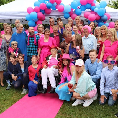 Die Braut Sandra wird in die Holbein-Familie aufgenommen