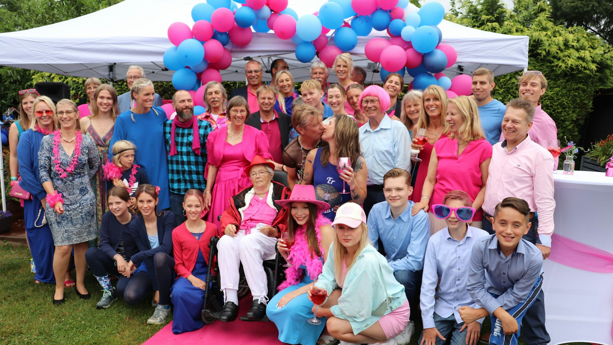 Die Braut Sandra wird in die Holbein-Familie aufgenommen