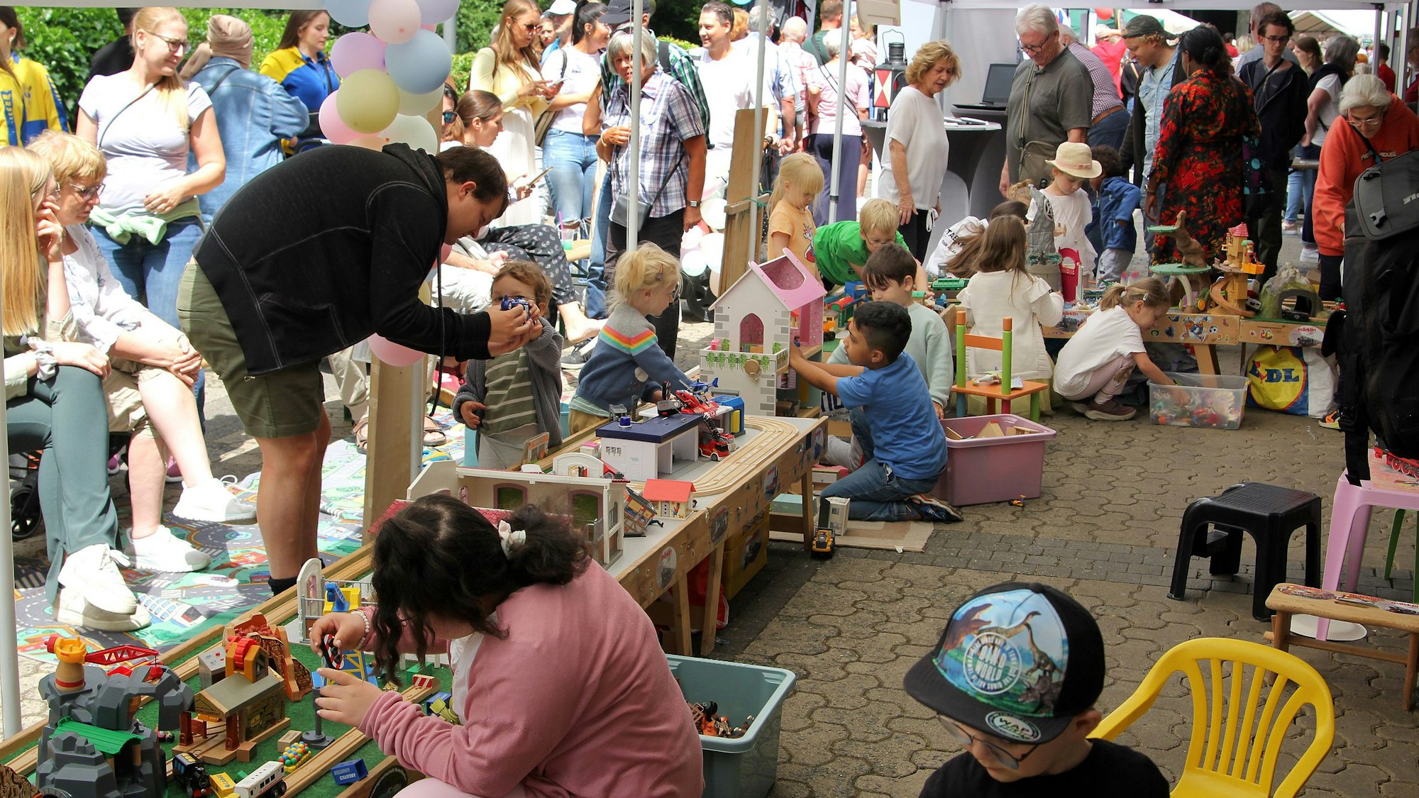 Das Foto zeigt Besucher des Stadtfestes - darunter viele Kinder - an verschiedenen Ständen.